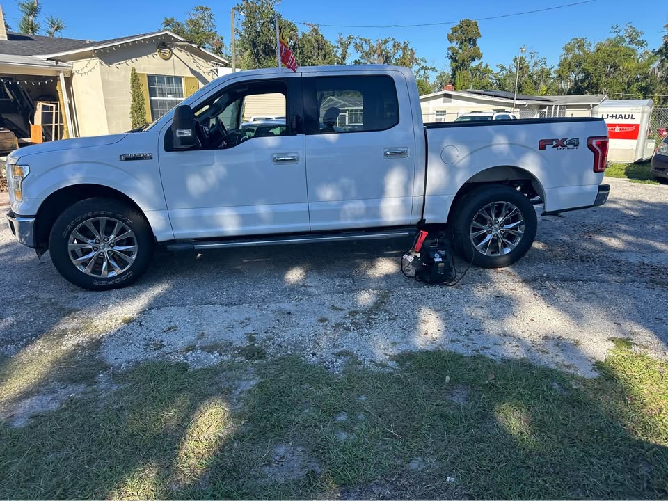 
								2015 Ford F-150 – FX4 Pickup 4D 6 1/2 ft full									