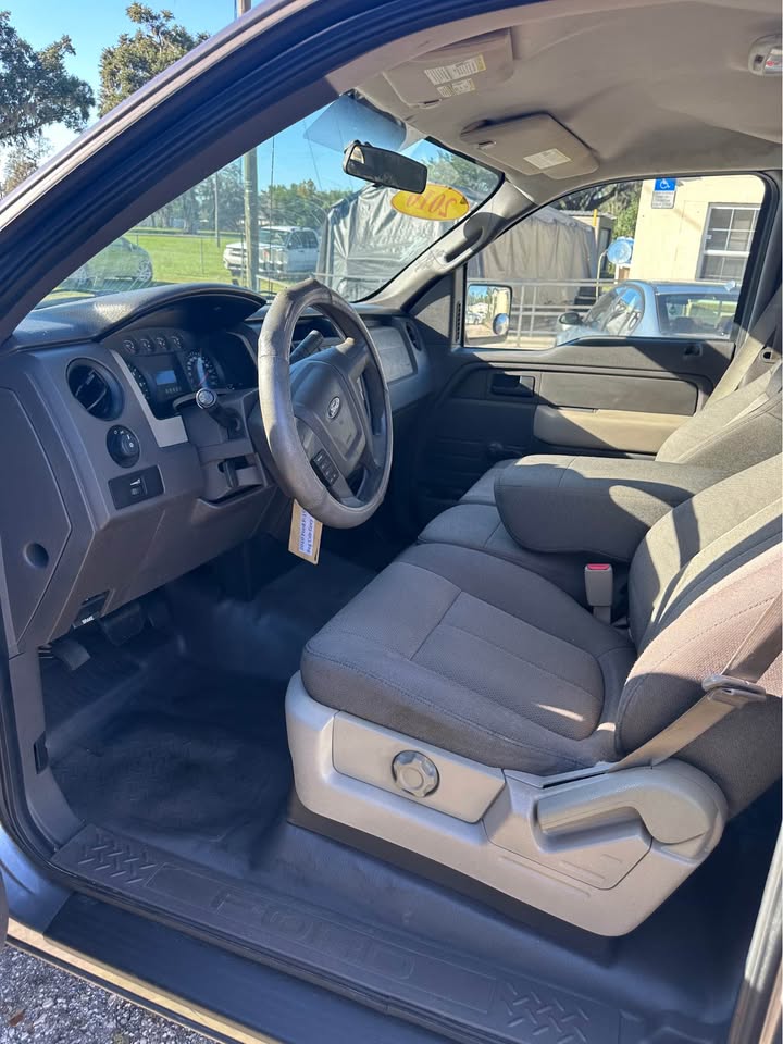 
								2010 Ford F150 Regular Cab – XL Pickup 2D 6 1/2 ft full									